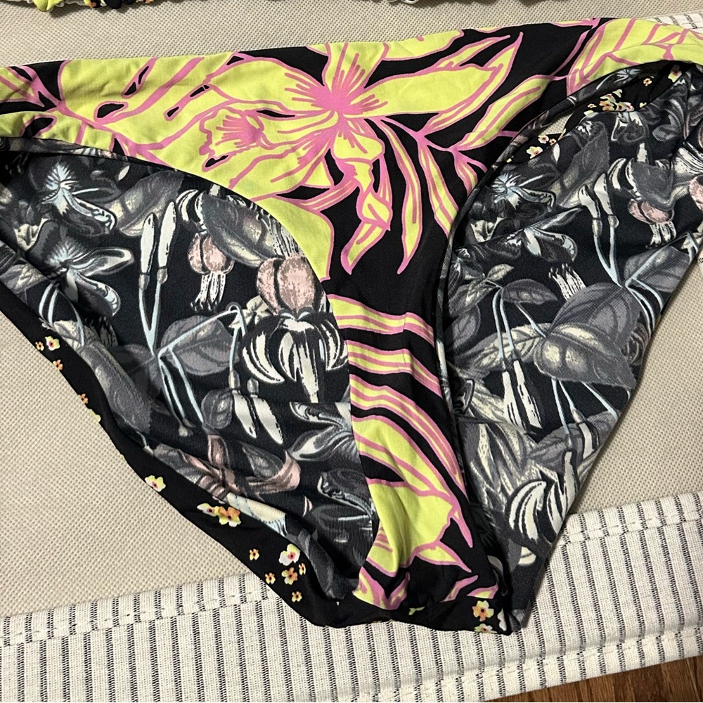 NEW Sz XL- Maaji Bottoms reversible
